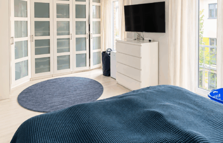 06 Helles Schlafzimmer mit großzügiger Fensterfläche Schmuckstück für Familien in Lichtenberg